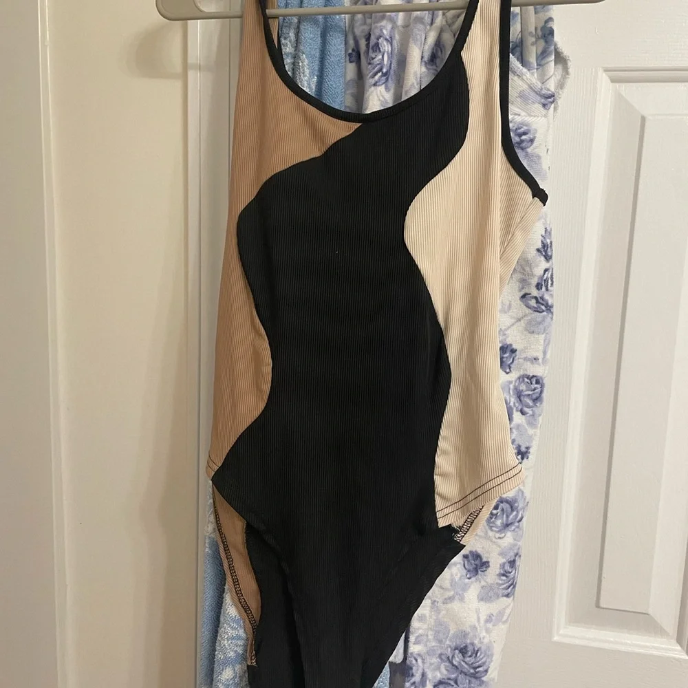 Colorblock Swimsuit - Picture 2 of 2